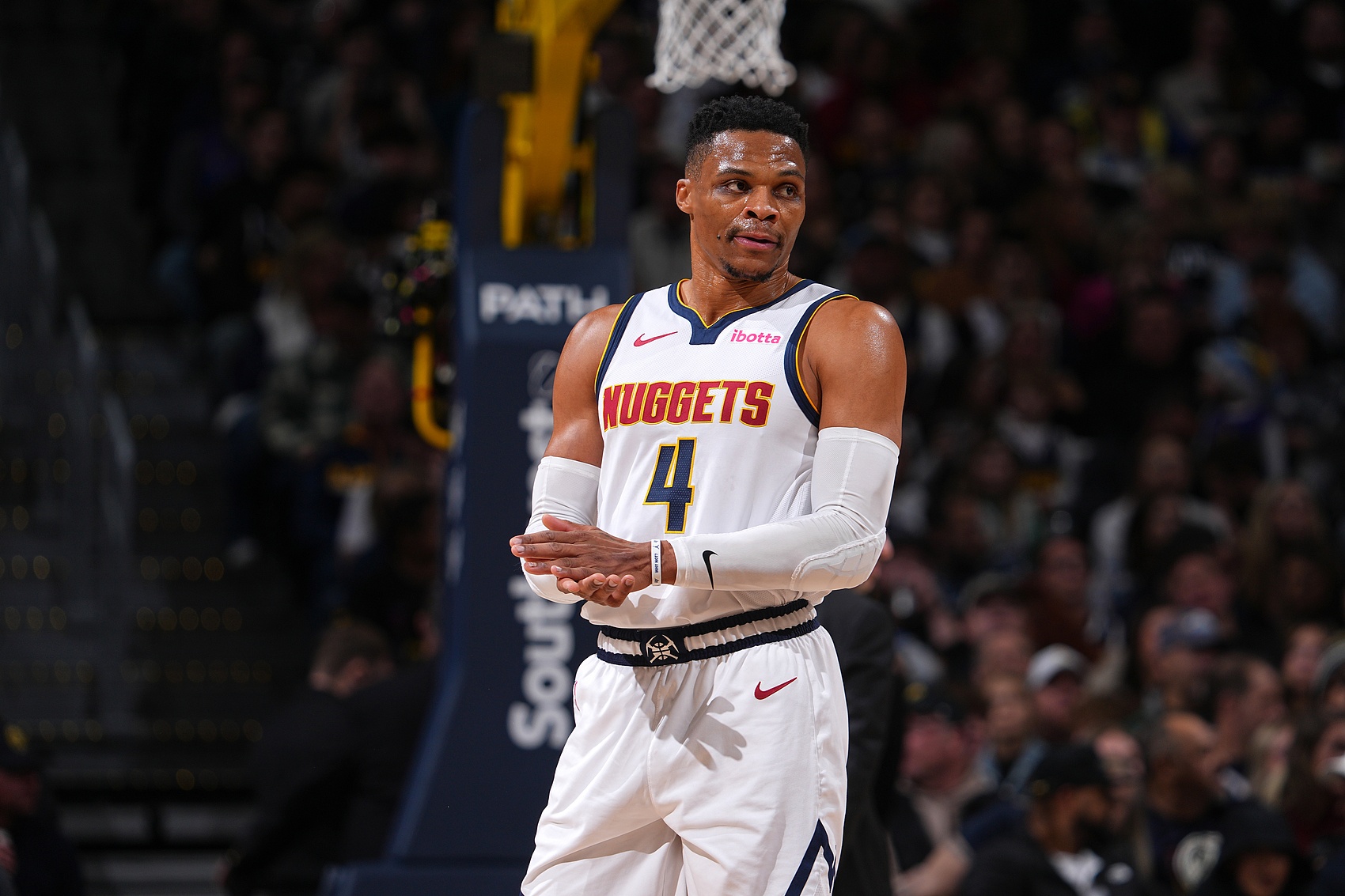 D与一名低 D与一名低